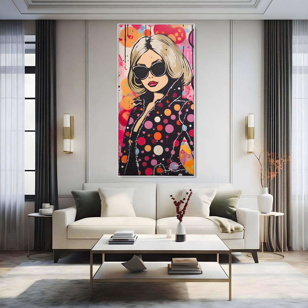 Tablou canvas cu tablou canvas cu portret pop art, in rama de aluminiu argintiu, pe perete intr-un living